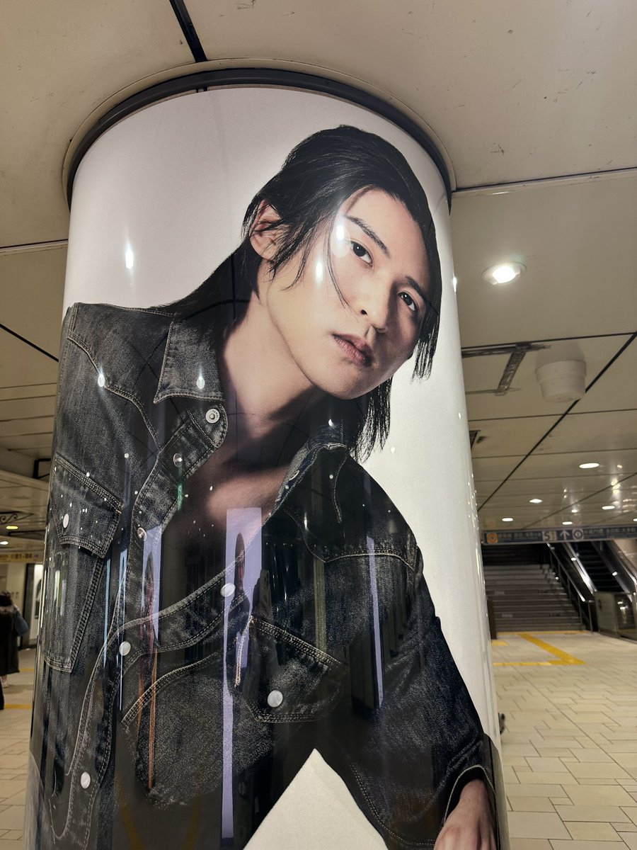 hi__0517_sn's tweet photo. いやぁ圧巻でした🖤✨
奥の壁まで撮りに行きたかったけど、乗り換えなので今回は手前の柱達を急ぎ目に🙏🏻

帰りは無理だろう…から明日の朝また撮ろうと☺️

これから乗り換えの度に、蓮くんに見送られるなんて幸せすぎる😍🖤

#ひーまちスノ活 #目黒蓮 #FENDI https://t.co/bKaA0ka7R1