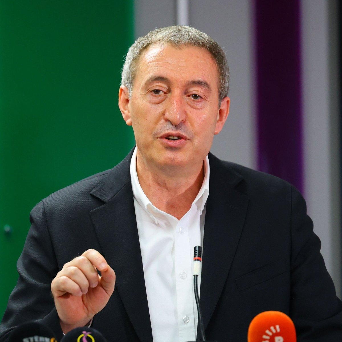 DailyTurkst's tweet photo. DEM'li Tuncer Bakırhan:

• Amed'in onuruyla Edirne'nin onurunu birlikte savunacağız. 

• Siirt'in acısına da Trabzon'un acısına da saygı duyacağız. https://t.co/JdTPRuMqUP