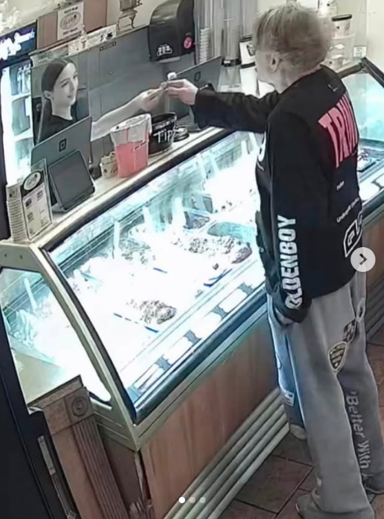 VanDoHalen's tweet photo. "Tenho quase certeza de que o cara muito simpático que atendi na sexta-feira é muito famoso", disse a jovem atendente da sorveteria em Saratoga Springs. O pai dela foi conferir nas câmeras de segurança e... https://t.co/W3XWRiKzAm
