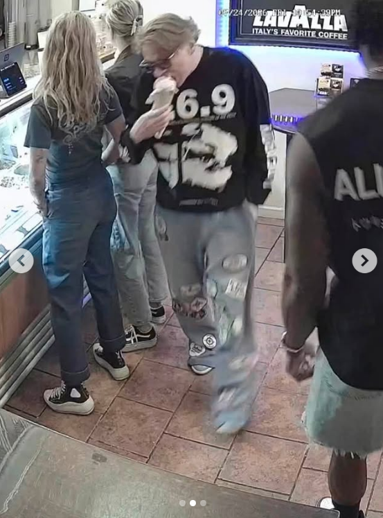 VanDoHalen's tweet photo. "Tenho quase certeza de que o cara muito simpático que atendi na sexta-feira é muito famoso", disse a jovem atendente da sorveteria em Saratoga Springs. O pai dela foi conferir nas câmeras de segurança e... https://t.co/W3XWRiKzAm