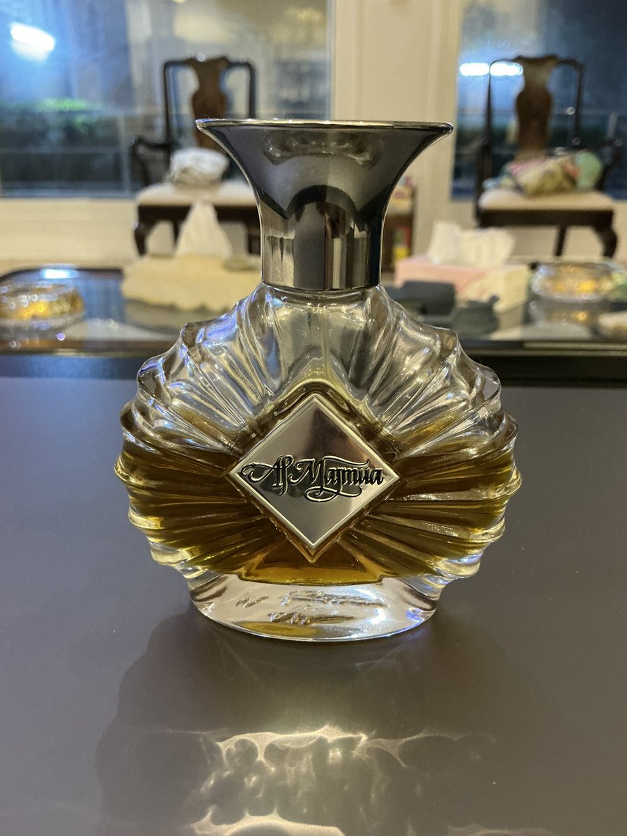 AttarAlchemist's tweet photo. Areej Le Dore

It starts with a sour and powdery top with the bergamot and blackcurrant. It lacks the animalic notes that we’re so used to ALD providing. Although it doesn’t out line any floral notes in the scent pyramid I do get wafts of florals. Mainly Jasmine. The patchouli and vetiver provide both a sweet and bitter undertone to the fragrance which I like very much. The iris and cedar wood base provide a cushion for all of the notes. I don’t think this is one of the popular fragrances coming out of ALD but it was my first fragrance from them so it has a soft spot with me. What I love also is the projection and longevity.