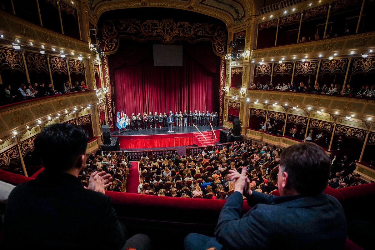 gobdecordoba's tweet photo. 👏El gobernador @MartinLlaryora encabezó un reconocimiento al compromiso y al trabajo de la comunidad educativa, luego de que #Córdoba alcanzara los mejores resultados en las #PruebasAprender 2025, entre todas las provincias del país.

🧮📖De esta manera, consolidamos el liderazgo nacional en Lengua y Matemática.

🙌El acto fue realizado en el @TdelLibertador,  donde se presentaron los principales indicadores de la evaluación nacional y las nuevas líneas de trabajo que impulsaremos para seguir fortaleciendo los aprendizajes.

#HacerParaCrecer #Educación