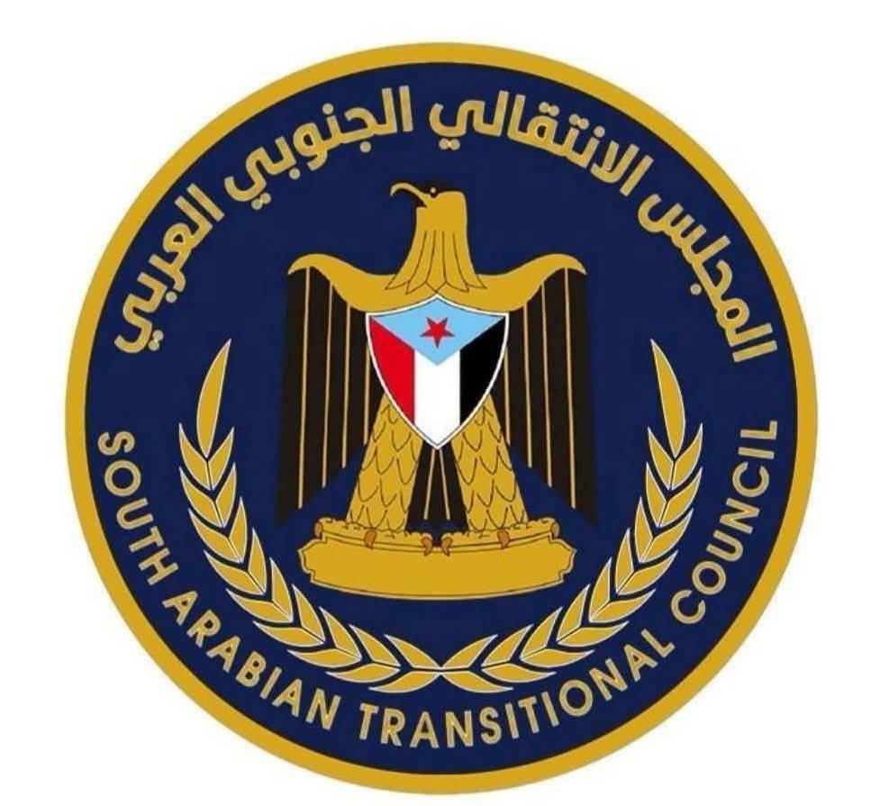anwaraltamimi71's tweet photo. إجتماع الرئيس القائد عيدروس الزبيدي بالأعضاء الجدد في هيئة رئاسة المجلس الانتقالي الجنوبي العربي ،  يأتي في سياق القيادة والإشراف المباشر من قبل الأخ الرئيس على العمل السياسي والتنظيمي والجماهيري الذي لم ينقطع يوما ، رغم الظروف القاسية التي مر بها الجنوب ، ورغم الحملة الظالمة التي استهدفت المجلس الانتقالي الجنوبي منذ ديسمبر ٢٠٢٥ . حيث ظل السيد الرئيس على تواصل مباشر مع القيادات الميدانية في العاصمة عدن والمحافظات ، وكذا القيادات السياسية الجنوبية في الخارج .

لقد مثل حضور الرئيس الزبيدي الدائم ،  دافعا معنويا للقيادات الميدانية للمجلس ، وللشعب الجنوبي لمواجهة المؤامرات التي استهدفت المشروع الوطني الجنوبي .

اليوم يتعزز البناء التنظيمي للمجلس الانتقالي الجنوبي بإضافة القيادات الميدانية في العاصمة عدن والمحافظات ، إلى قوام أعلى هيئة قيادية في المجلس ، وهي هيئة الرئاسة . وقبل ايام أصدر الرئيس القائد قرارا بتعيين سعادة السفير الدكتور خالد اليماني مستشارا لهيئة الرئاسة ، ومسؤولا للملف السياسي الجنوبي ، لدى الولايات المتحدة الأمريكية والأمم المتحدة ، وهو القرار الذي سيحدث دون أدنى شك نقلة نوعية في مسيرة العمل الدبلوماسي الجنوبي .

هكذا تمضي القيادة الجنوبية بثبات لحماية المكتسبات الجنوبية ، وتطوير العمل السياسي والتنظيمي لمواجهة التحديات .. 
وإننا على ثقة تامة أن النصر حليف شعبنا الجنوبي العظيم .

أنور التميمي 
المتحدث الرسمي بسم المجلس الانتقالي الجنوبي العربي