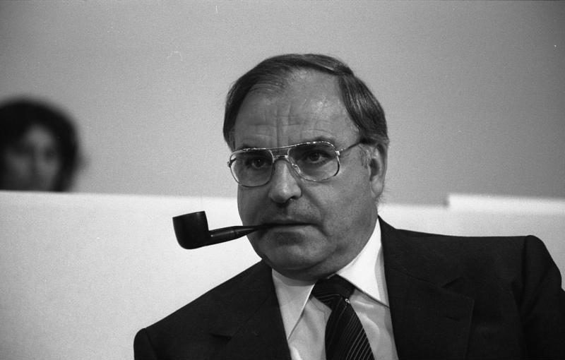 EichholtzAlex's tweet photo. Der da besaß übrigens ein kleines privates Telefonbuch mit den Nummern aller Orts- und Landesvorsitzenden, kommunalen Größen und wichtigen innerparteilichen Akteuren - die er jede Woche anrief. Darum war er 16 Jahre an der Macht und hatte die Partei im Griff. Aber nicht nur deswegen: er wusste durch die Landschaftspflege auch, was die alle brauchen, wie die ticken und organisierte so Unterstützung und die Macht. 
Typische Anlässe waren meist: Krisen in den Orts- oder Landesverbänden, bevorstehende Wahlen oder personelle Weichenstellungen.

Machtabsicherung, Machtausübung, menschliche Hilfe, Geben und Nehmen, personelle Entscheidungen um die Ecke denken, das ist das Salz in der Suppe des Handelns eines Kanzlers. 

#Merz