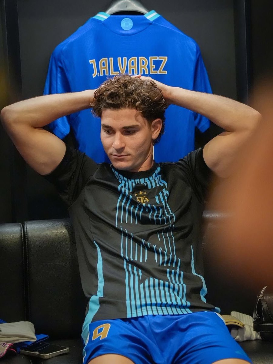 red_cule's tweet photo. 🚨El FC Barcelona sigue dando margen a Julián Álvarez y a su entorno con la esperanza de que la operación pueda desbloquearse, pese a que el Atlético de Madrid mantiene su postura de no vender al delantero.

Julián ya solicitó una reunión cara a cara con la directiva rojiblanca, pero el club rechazó la petición y le comunicó que, por ahora, no habrá cambios. Si la situación continúa igual, el argentino está dispuesto a dar un paso más y pronunciarse públicamente entre esta semana y los primeros días de agosto.

Mientras tanto, el Barça mantiene su oferta y espera el movimiento definitivo del jugador antes de tomar una decisión sobre el futuro de la operación.

[Vía @FabrizioRomano y @gerardromero]