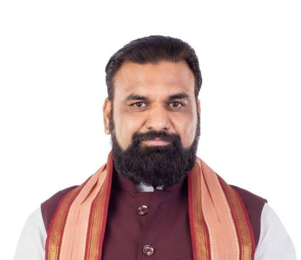 JaikyYadav16's tweet photo. असलियत देखा जाय तो इस समय पूरे देश में छात्रों के लिए कोई लड़ रहा है तो वह नेहा बोरा हैं।

जंतर मंतर पर हो रहे प्रोटेस्ट में सोनम वांगचुक के साथ नेहा बोरा ने भी 23 दिनों तक भूख हड़ताल किया था।

इसी बीच पटना में हुए प्रदर्शन में बिहार सरकार ने कई छात्रों को गिरफ्तार कर लिया था, 

नेहा को जब इसके बारे में पता चला तो उन्होंने बिहार पहुंचकर मजबूती के साथ आवाज उठाया।

उन्होंने सरकार से कहा कि गिरफ्तार छात्रों को रिहा किया जाय नहीं हम फिर से प्रदर्शन शुरू करेंगे।

अब खबर आ रही है कि बिहार सरकार ने गिरफ्तार किए गए सभी छात्रों को रिहा कर दिया है और केस वापस ले लिए हैं।
