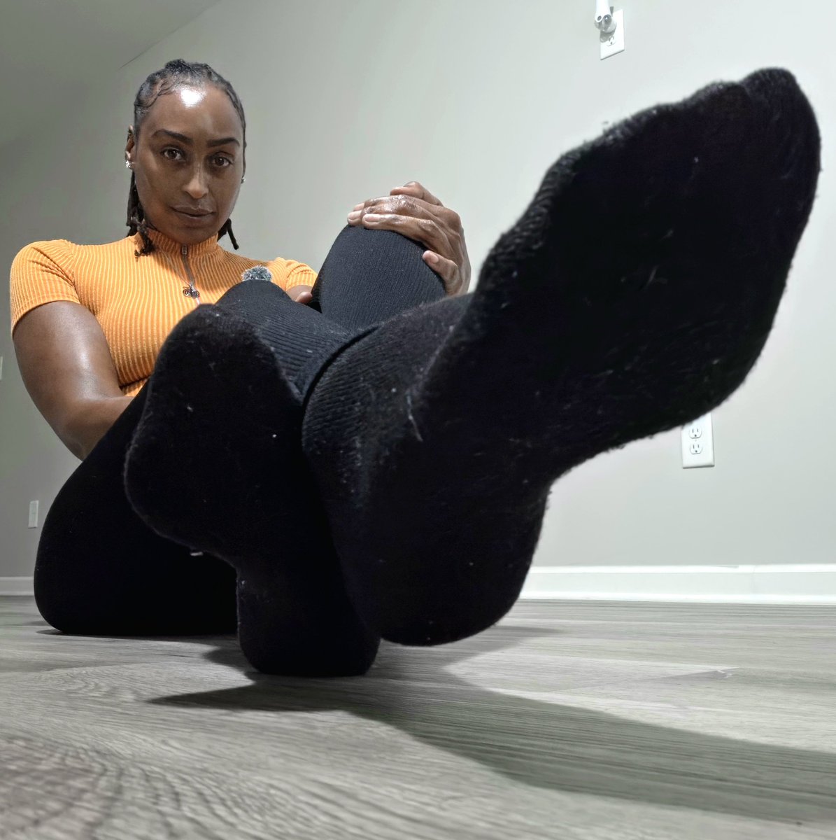 masquemeesh's tweet photo. No bare soles for you... 😉🧦

Those are reserved for my fans. If you know, you know. Come join the fun. 🪄✨

🔗https://t.co/aUlxKl2yom

#SockTease #NoBareSoles #Feet #FootContent #SockLover
#FeetPics #FootFans #FootCommunity #FindomFriendly https://t.co/SbGPS8LXn3