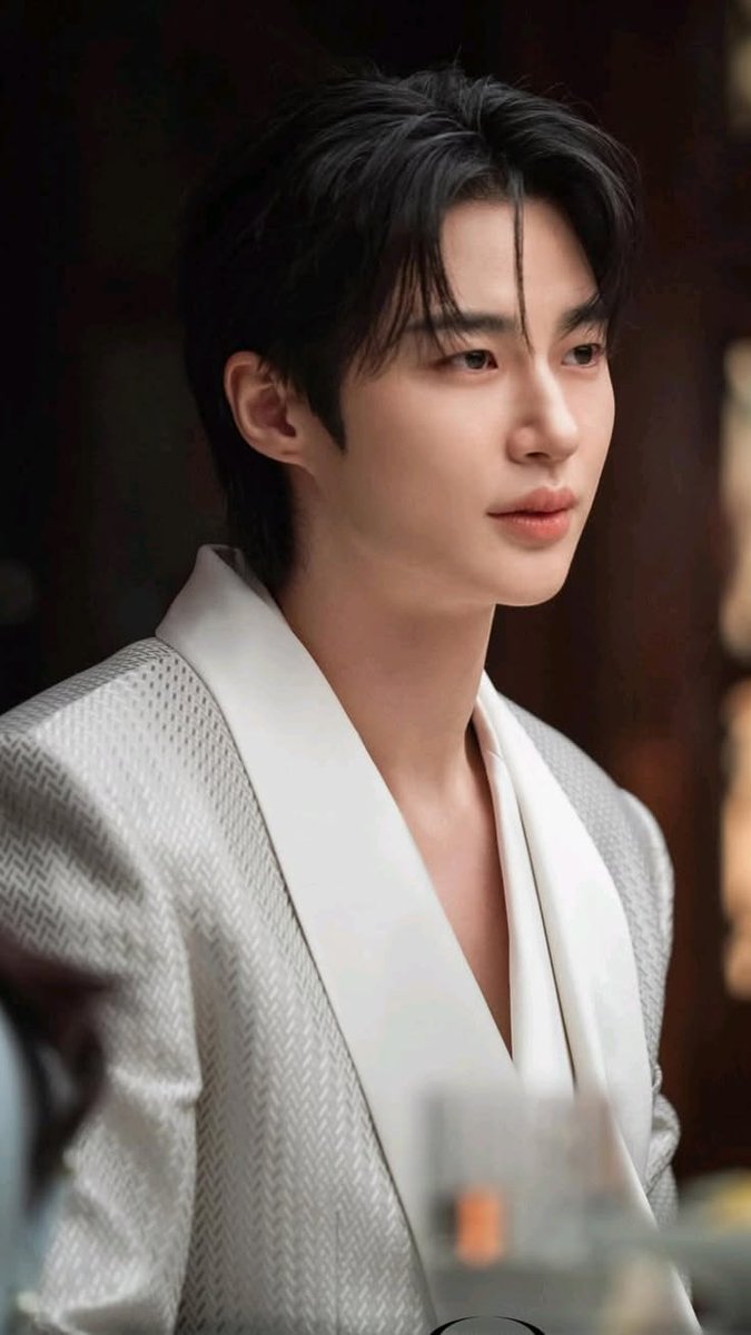 _aateJaate_'s tweet photo. Hello guys Let's be SHAMELESS 
I can' stop drooling over him 😍 
#byeonwooseok  I didn't fell for him in #lovelyrunner but the looks he served in #perfectCrown is insane ! For me he is so webtoon coded CRUSH UPDATED https://t.co/p5npOZKuKZ