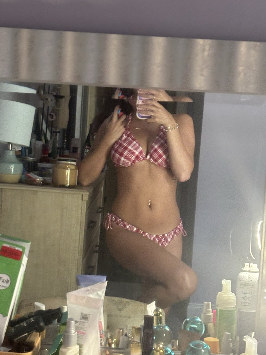 mo0ndoll222's tweet photo. hii! tanning todayy https://t.co/zZ3RpqlPdZ