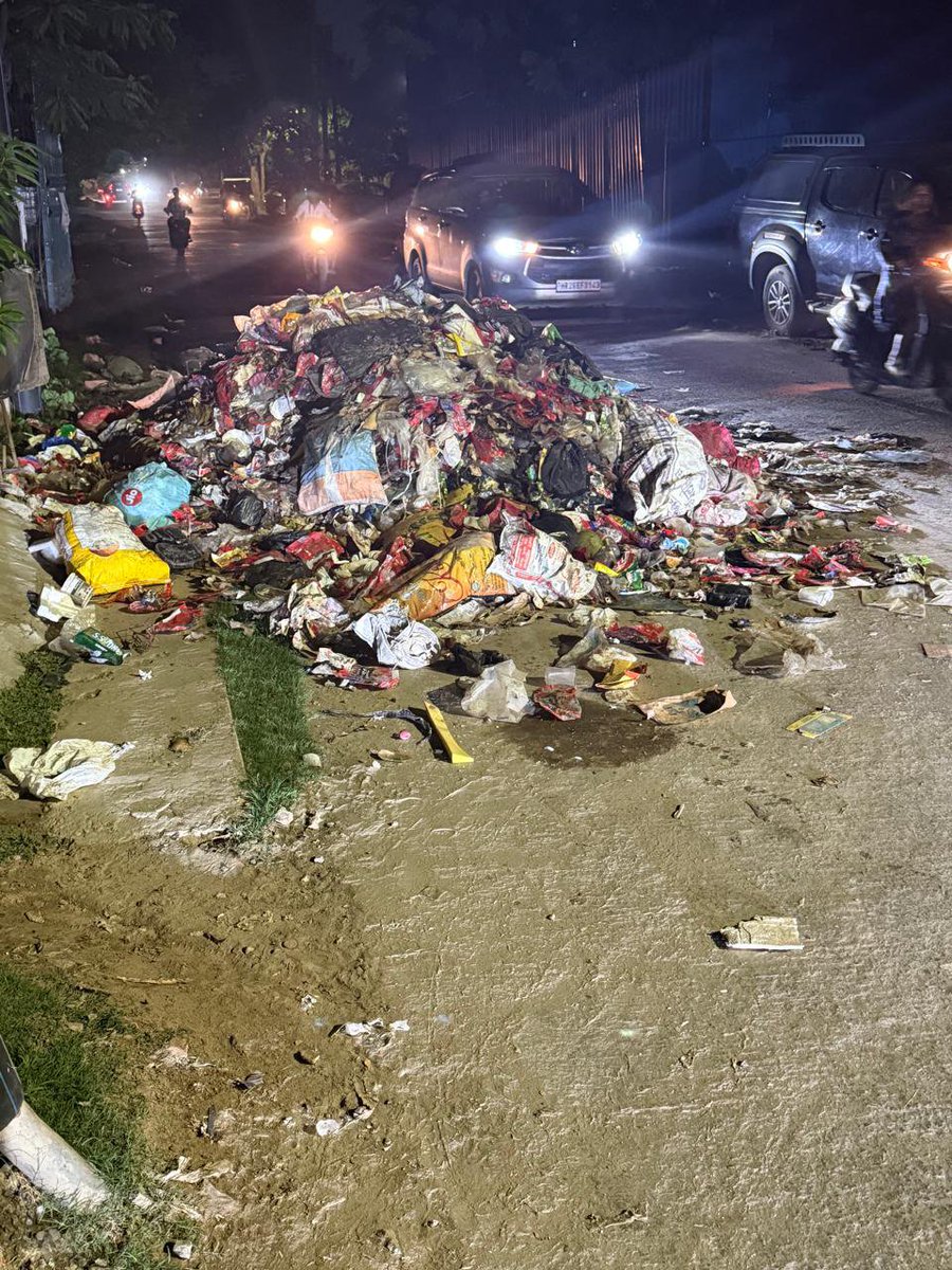 Neelchaturvedi's tweet photo. @MunCorpGurugram @OfficialGMDA @TrafficGGM  please look garbage mess on Krishna Mandir road  of Sector -4, Gurugram:  Near water tank, to avoid any accident pls clean asap @cmohry @mcg @PMOIndia ये कैसा स्वच्छ भारत https://t.co/ITTHi774j5