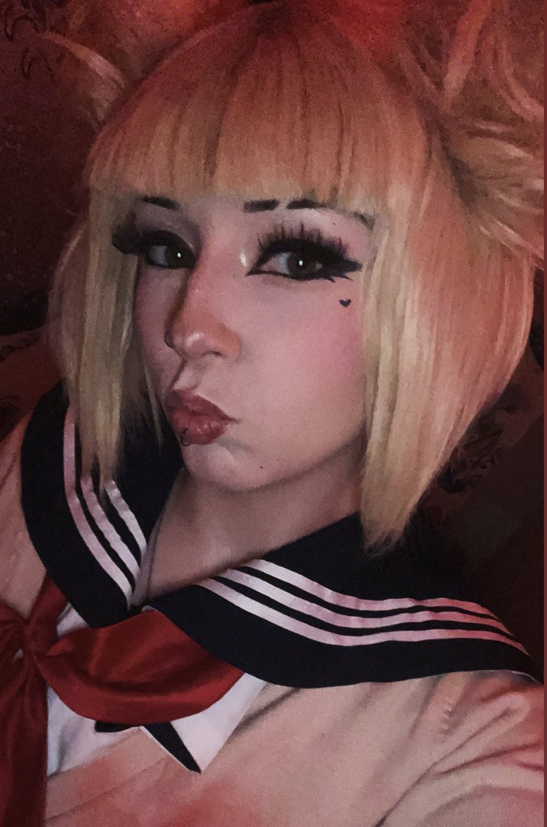 misika_idk's tweet photo. sooo kinda a face reveal it’s more of a cosplay reveal cause i don’t wanna show my face much #shedtwt #edtwt #shedrtwt https://t.co/gUJIQQLnn5