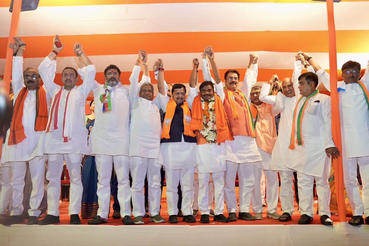 NitinNabin's tweet photo. नमन् बांकीपुर!

बांकीपुर के जन-जन का वर्षों से मिलता आ रहा स्नेह और विश्वास मेरे लिए सबसे बड़ी ताकत रहा है। आप सभी के आशीर्वाद से ही बांकीपुर में विकास की यह यात्रा निरंतर आगे बढ़ती रही है।

मुझे पूर्ण विश्वास है कि बांकीपुर की जनता ने जिस विश्वास और स्नेह के साथ दशकों से भाजपा को जनसेवा का अवसर दिया है, उसी विश्वास और आशीर्वाद के साथ एनडीए प्रत्याशी, बांकीपुर के बेटे श्री नीरज कुमार सिन्हा जी को भारी मतों से विजयी बनाकर विकास और जनसेवा की इस यात्रा को नई गति देगी।

कार्यक्रम में प्रदेश अध्यक्ष श्री @sanjay_saraogi जी, एनडीए प्रत्याशी श्री @neerajsinhabjp जी सहित मंत्रीगण एवं एनडीए के वरिष्ठ नेतागण उपस्थित रहे।

@BJP4Bihar 
#BJP4Bankipur