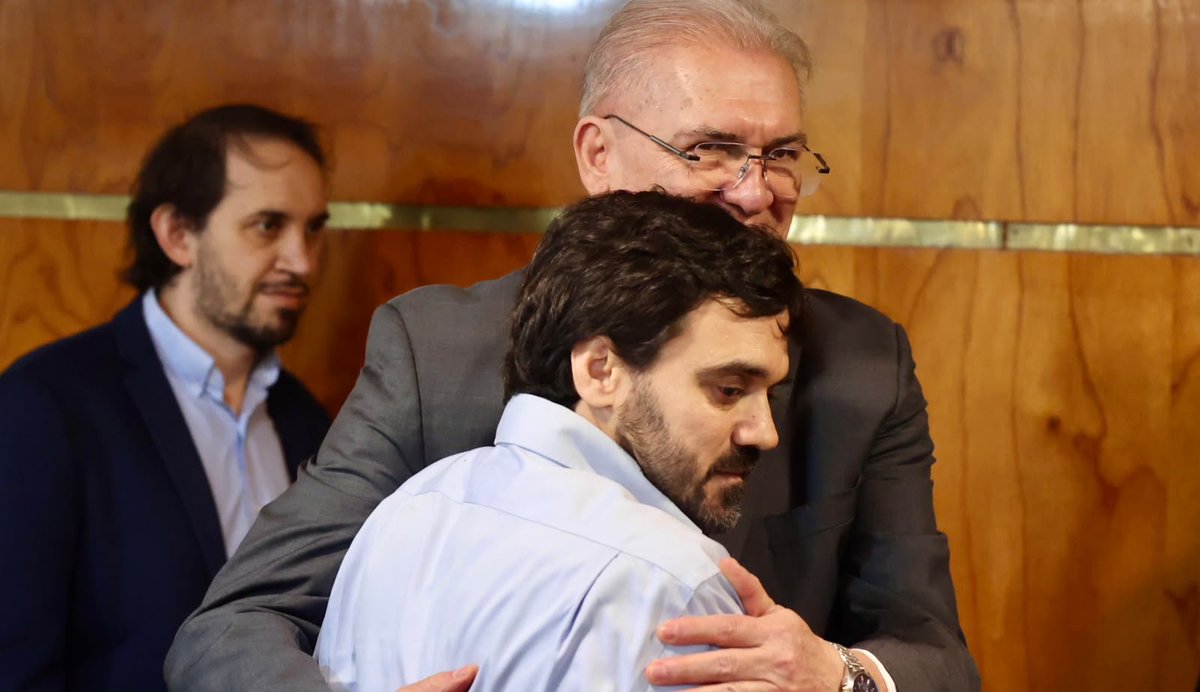 ViceParaguay's tweet photo. Cumpliendo la sentencia internacional, el Estado paraguayo ofrece disculpas públicas a la familia de Santiago Leguizamón

En el marco de las gestiones impulsadas por la Comisión Interinstitucional para el Cumplimiento de Sentencias Internacionales (CICSI), la directora general de Derechos Humanos de la Vicepresidencia de la República, María Teresa Peralta, y el director de Cumplimiento de Sentencias Internacionales, Santiago Ammatuna, participaron, en representación de la institución, del acto público de reconocimiento de responsabilidad internacional, organizado conjuntamente con la Corte Suprema de Justicia.
Durante la ceremonia, el presidente de la Corte Suprema de Justicia, Dr. Alberto Martínez Simón, formuló el reconocimiento de la responsabilidad internacional del Estado paraguayo y expresó disculpas públicas a los familiares del periodista Santiago Leguizamón Zaván, en cumplimiento de uno de los puntos resolutivos establecidos en la sentencia de la Corte Interamericana de Derechos Humanos.
El acto contó con la presencia de autoridades de los tres poderes del Estado, representantes del Ministerio Público, del Ministerio de la Defensa Pública, del Ministerio de Justicia, legisladores, organismos internacionales de derechos humanos, familiares del periodista Santiago Leguizamón Zaván y trabajadores de prensa.
En su intervención, el presidente de la Corte Suprema de Justicia expresó:
"En cumplimiento de la sentencia de la Corte Interamericana de Derechos Humanos en el caso Santiago Leguizamón Zaván y Otros vs. Paraguay, comparezco en representación del Estado paraguayo para expresar públicamente el reconocimiento de la responsabilidad internacional del mismo por las violaciones de derechos humanos declaradas en dicho fallo y pedir, en nombre del Estado paraguayo, las disculpas públicas correspondientes."
Asimismo, afirmó que este acto constituye "un ejercicio de memoria y de respeto" hacia un periodista que hizo de la búsqueda de la verdad una vocación. Agregó que el reconocimiento de la responsabilidad internacional "no constituye un acto de debilitamiento institucional; por el contrario, es una manifestación de madurez democrática y de compromiso con el Estado de Derecho".
De esta manera, el Estado paraguayo continúa avanzando en el cumplimiento de la sentencia de la Corte Interamericana de Derechos Humanos, reafirmando su compromiso con la verdad, la memoria, la reparación y el fortalecimiento de los derechos humanos.
