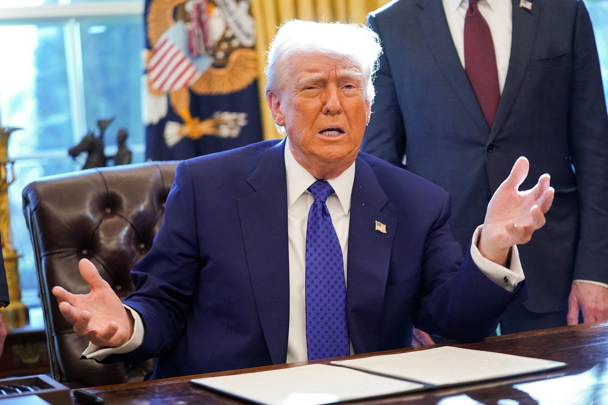 ShashiLearns's tweet photo. Big Braking 🚨

The US And Iran Have Paused Their Strikes...

But President Trump Has Sent A Clear Message:

"If Talks Fail, A Massive Attack Is Ready."

The Strait Of Hormuz, Oil Prices, And The Entire Middle East Situation Remain Unstable.

Is This Just A Temporary Calm...

Or The Calm Before A Much Bigger Storm?

What Do You Think?

Let Us Know In The Comments Below. 👇