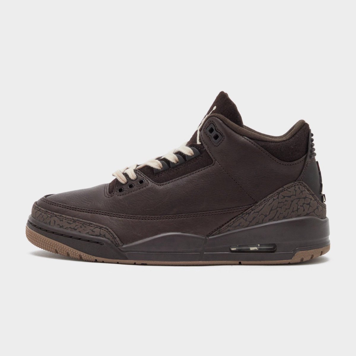 Sneakerologue's tweet photo. Premières images de la Air Jordan 3 “Fireside”

📅: sortie prévue le 3 Octobre 

📸: @Ovrnundr / @zSneakerHeadz https://t.co/lklZJMdLuk
