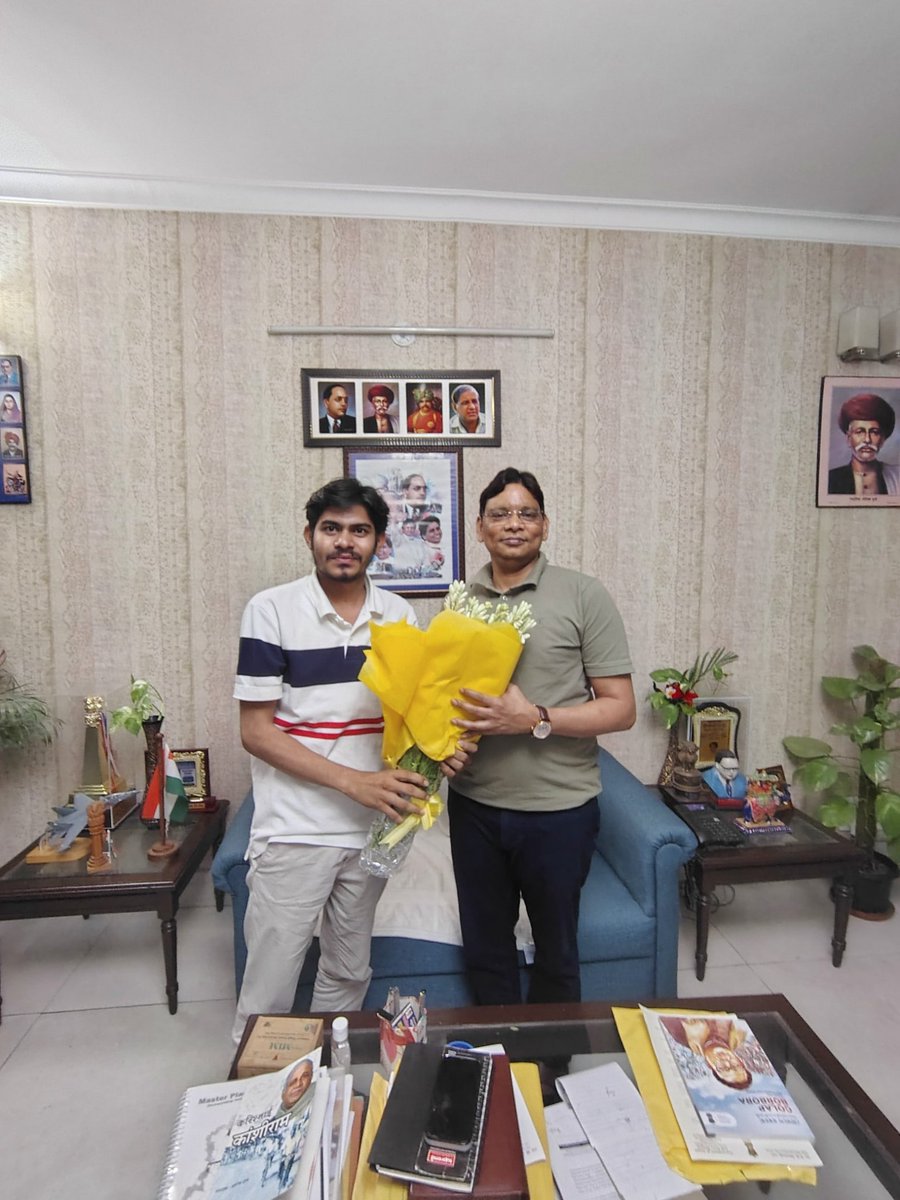 KumarSudeshArya's tweet photo. अनुशासित बाबासाहेब अंबेडकर जी के विचारधारा के यूथ बीएसपी आन्दोलन के साथ आ रहे है। आज दिल्ली प्रदेश बसपा के प्रदेश प्रभारी मा ललित गौतम जी ने युवाओं की शिष्टाचार भेंट केन्द्रीय प्रभारी व राज्यसभा सांसद माननीय सांसद आदरणीय रामजी गौतम जी के आवास पर जेएनयू और डी यू के छात्रों के साथ कराई साथ मान्य सांसद जी ने युवाओं ने बीएसपी कैडर मिशन मूवमैंट की बातों को समझाया है। 
#जयभीम #जयबसपा मान्य बहन कु मायावती जी जिंदाबाद जिंदाबाद @Mayawati @AnandAkash_BSP @ramjigautambsp