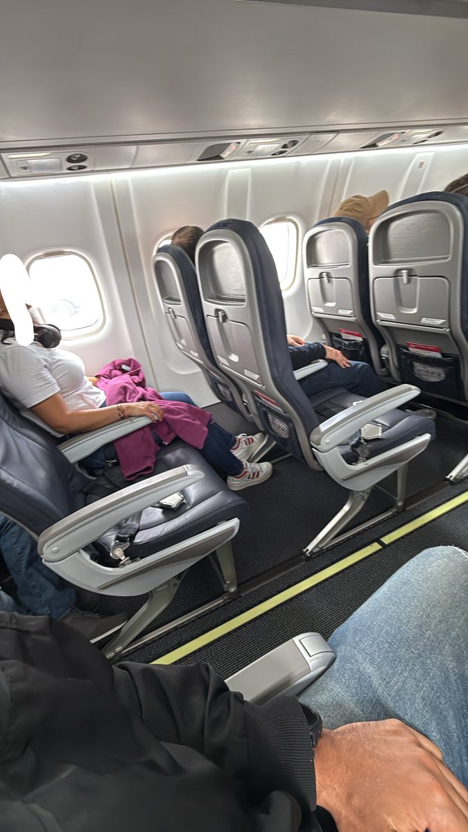 Jesteban_aragon's tweet photo. Increíble @ClicAir_ dejó por fuera del vuelo a compañera de viaje y van sillas vacías…🤡🤡🤡
@AerocivilCol https://t.co/e1xp3wglfR