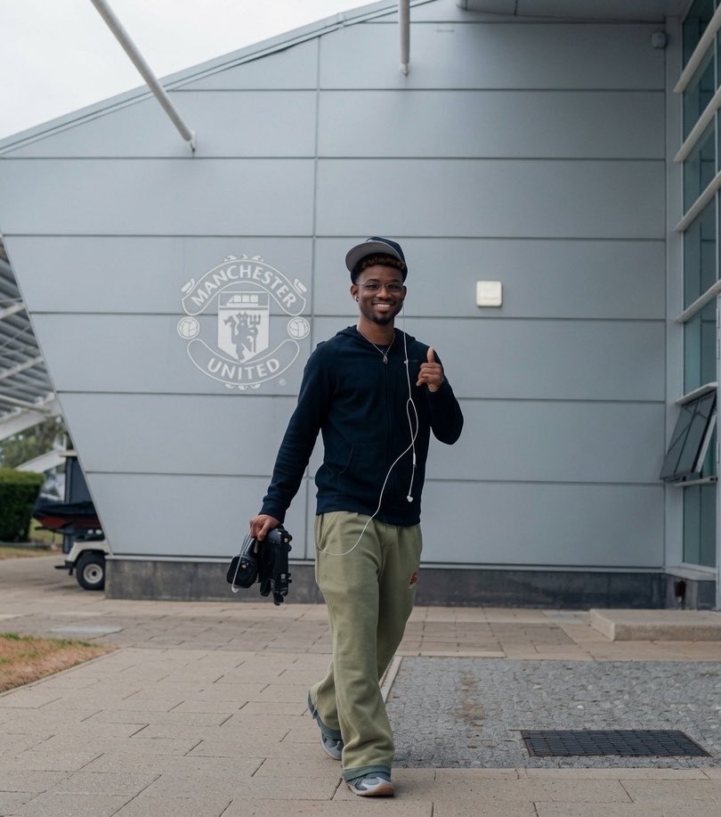 Oluchi_Utd's tweet photo. 🚨 OFFICIAL 
Shea Lacey is no longer the best right winger in England. Amad Diallo arrived today. 🔥 https://t.co/n6aKUdCS9l