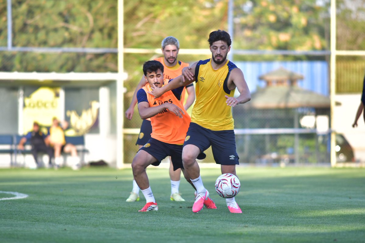 Ankaragucu's tweet photo. Beştepe’de Günün Antrenmanı
#MKEAnkaragücü 💛💙 https://t.co/b7saa54vl4