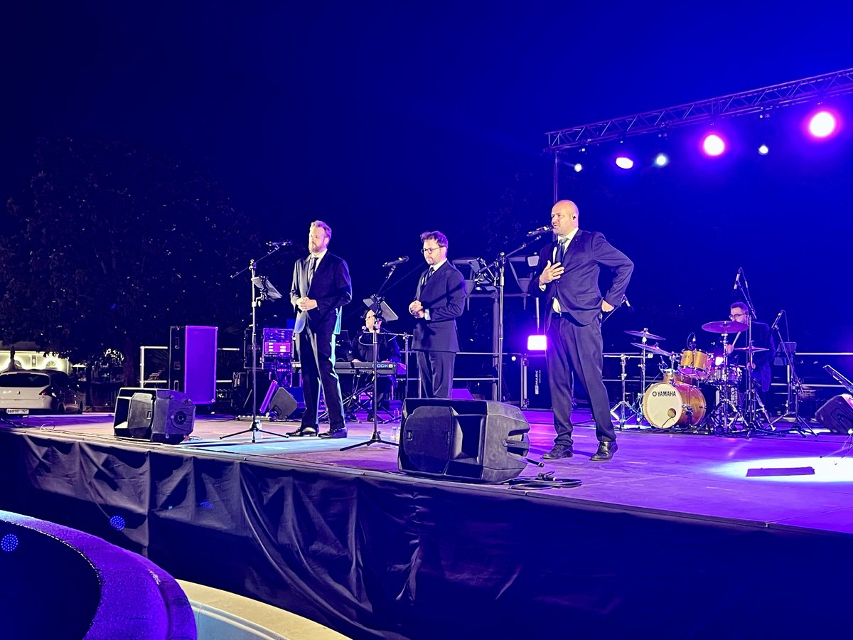 AytoPinto's tweet photo. 🎼Este fin de semana hemos podido disfrutar del espectáculo ‘The Tenor’s Dream Gold’ dentro del programa cultural #PintodeVerano
Un espectáculo con los grandes clásicos de la música y un entorno idílico como el del Parque Juan Carlos I ✨ https://t.co/dQfV6TtnMU