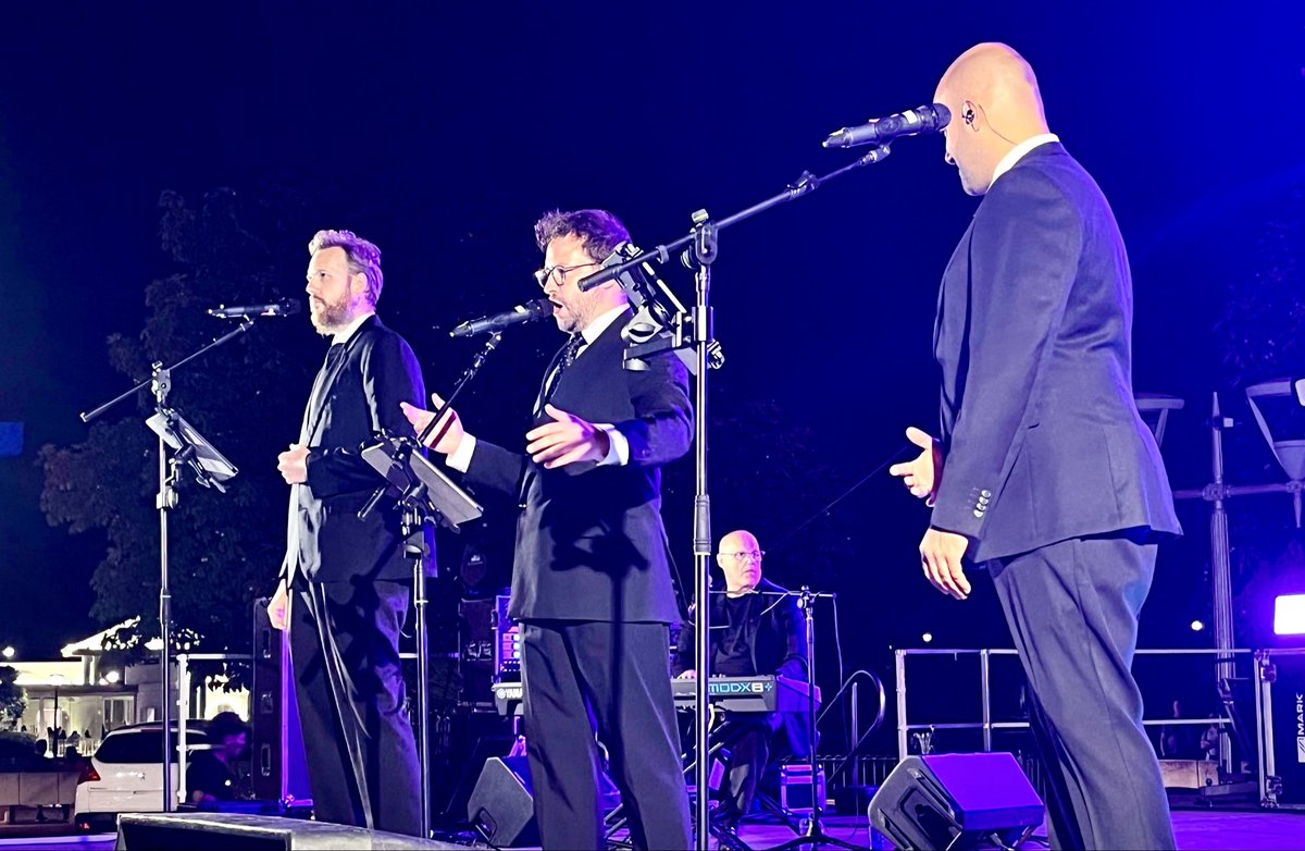 AytoPinto's tweet photo. 🎼Este fin de semana hemos podido disfrutar del espectáculo ‘The Tenor’s Dream Gold’ dentro del programa cultural #PintodeVerano
Un espectáculo con los grandes clásicos de la música y un entorno idílico como el del Parque Juan Carlos I ✨ https://t.co/dQfV6TtnMU
