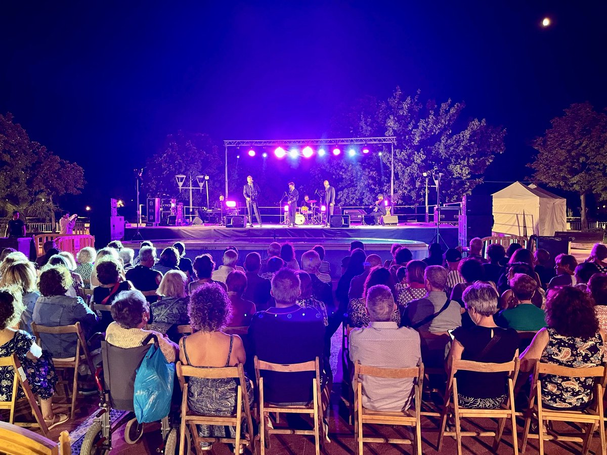 AytoPinto's tweet photo. 🎼Este fin de semana hemos podido disfrutar del espectáculo ‘The Tenor’s Dream Gold’ dentro del programa cultural #PintodeVerano
Un espectáculo con los grandes clásicos de la música y un entorno idílico como el del Parque Juan Carlos I ✨ https://t.co/dQfV6TtnMU