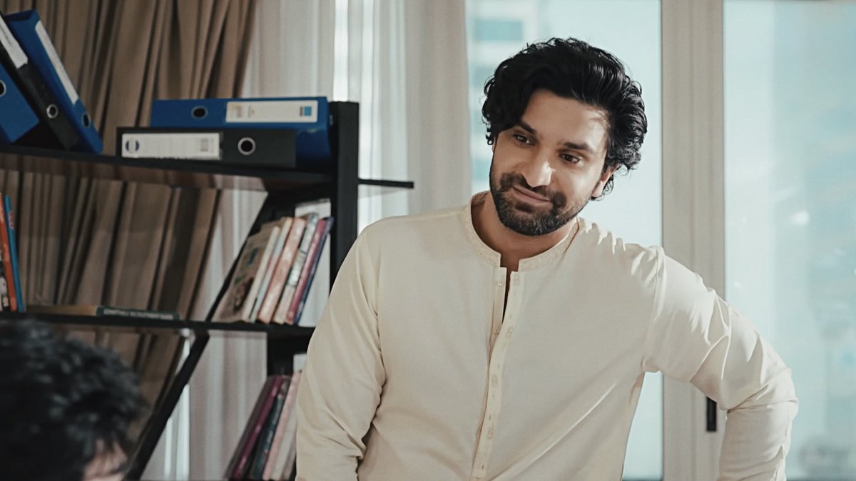 carcastee's tweet photo. H : PEHLI NAZAR ke bad agar mujhe pata chalta ki wo kisi aur ko pasand karti hai mujh mai interested nahi hai tab mai aapko dikhata dil pe kabu kaise kia jata hai

K : tumne mujhse pucha tha na maine mr malik mai kya dehka hai? yeh dehka hai unki ALA ZARFI. 
[ #aikmohabbataur ] https://t.co/GgojgAXUoW