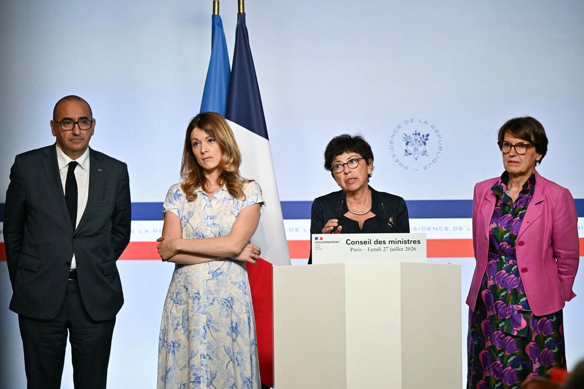 d_Bouticourt's tweet photo. Vous aussi, vous vous dites en regardant cette photo du conseil des ministres avec ces 4 fantastiques, que la Gironde est bientôt sauvée ?
#MacronDémission https://t.co/71TE0O1A68