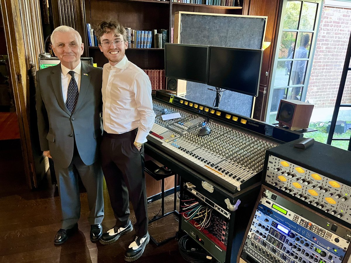 SenJackReed's tweet photo. Festival season is underway! #Folkfest was a hit in Newport 🎶
I stopped by Newport’s newest recording studio, combining the beauty of Belcourt Mansion w/ the talents of RI’s-own Nick Sarazen. Will undoubtedly produce world-class music right here in the Ocean State. https://t.co/GnZoXJzucp