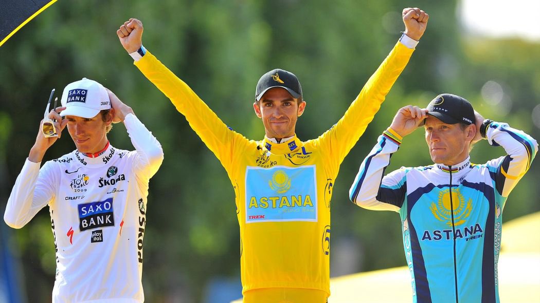 rakugaki90's tweet photo. El Tour de 2009 fue para mi, el último Tour con sabor noventero. 

Un equipo con dos jefes que no se hablaban. Un tejano de 37 años volviendo de la jubilación para recordarle al mundo quién mandaba. Un chaval de Pinto a cuyo equipo no habían dejado correr el Tour del 2008 por una sanción que no era suya. Que había ganado ya Tour, Giro y Vuelta y que llegaba con una cosa muy simple en la cabeza: ganar.

Le montaron abanicos. Le pusieron al equipo en contra. Le contaron a la prensa que no sabía correr, que era un descerebrado, que le faltaba clase. Y el chaval, en vez de venirse abajo, qué hizo? Atacó.

Verbier. 19 de Julio de 2009. Contador se levanta del sillín y desaparece. Mira atrás y ve que nadie le sigue porque nadie puede. Ese día no ganó un Tour: ganó una guerra que llevaba un año perdiendo en la sombra.

Y por si quedaba duda, en Annecy pasó por encima de todos también contra el reloj.

Subió al podio de París con un equipo que no era suyo, un director que no le quería y un compañero que había hecho campaña contra él en la prensa mundial. 

Pero con el maillot amarillo puesto.

Nunca he vuelto a ver a nadie ganar tan solo.