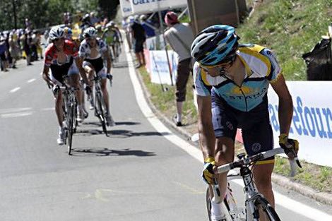 rakugaki90's tweet photo. El Tour de 2009 fue para mi, el último Tour con sabor noventero. 

Un equipo con dos jefes que no se hablaban. Un tejano de 37 años volviendo de la jubilación para recordarle al mundo quién mandaba. Un chaval de Pinto a cuyo equipo no habían dejado correr el Tour del 2008 por una sanción que no era suya. Que había ganado ya Tour, Giro y Vuelta y que llegaba con una cosa muy simple en la cabeza: ganar.

Le montaron abanicos. Le pusieron al equipo en contra. Le contaron a la prensa que no sabía correr, que era un descerebrado, que le faltaba clase. Y el chaval, en vez de venirse abajo, qué hizo? Atacó.

Verbier. 19 de Julio de 2009. Contador se levanta del sillín y desaparece. Mira atrás y ve que nadie le sigue porque nadie puede. Ese día no ganó un Tour: ganó una guerra que llevaba un año perdiendo en la sombra.

Y por si quedaba duda, en Annecy pasó por encima de todos también contra el reloj.

Subió al podio de París con un equipo que no era suyo, un director que no le quería y un compañero que había hecho campaña contra él en la prensa mundial. 

Pero con el maillot amarillo puesto.

Nunca he vuelto a ver a nadie ganar tan solo.