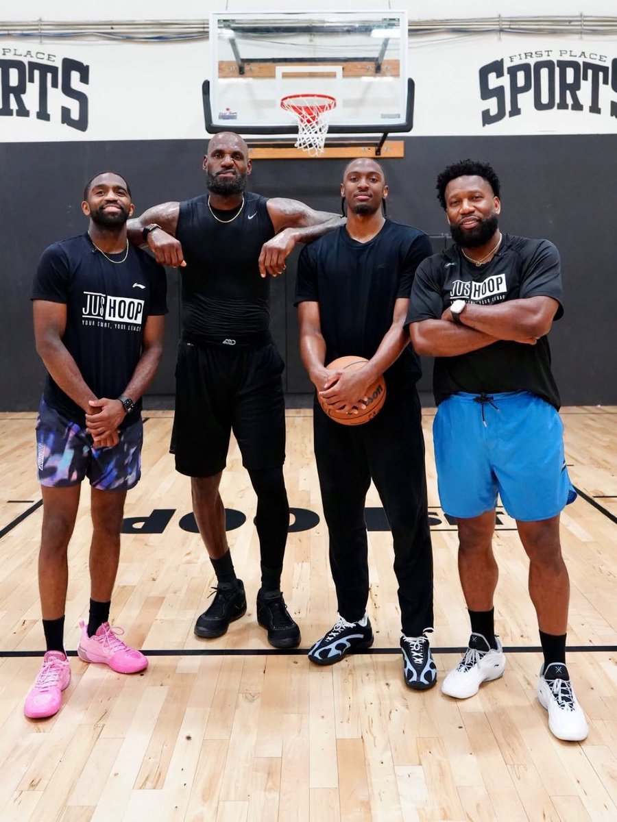 LegionHoops's tweet photo. LeBron getting some work in with his Sixers teammate Tyrese Maxey 🔥

(via chrisjohnsonhoops / IG) https://t.co/oWAB5ziIE7