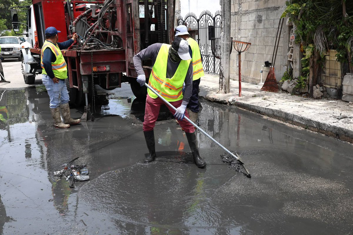 AytoCancun's tweet photo. 💧Realizamos labores de desazolve en la SM 94, retirando lodo y residuos que obstruyen los pozos de absorción, para mejorar el flujo del agua y contribuir a la prevención de encharcamientos durante la temporada de lluvias.
📲 Reporta a través de #ChatCun al 9987 784 500. 🤝 https://t.co/sqMHWa6JGB