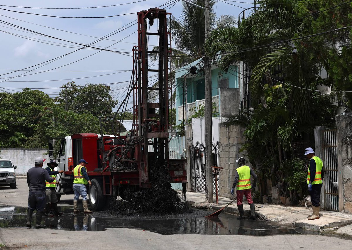 AytoCancun's tweet photo. 💧Realizamos labores de desazolve en la SM 94, retirando lodo y residuos que obstruyen los pozos de absorción, para mejorar el flujo del agua y contribuir a la prevención de encharcamientos durante la temporada de lluvias.
📲 Reporta a través de #ChatCun al 9987 784 500. 🤝 https://t.co/sqMHWa6JGB