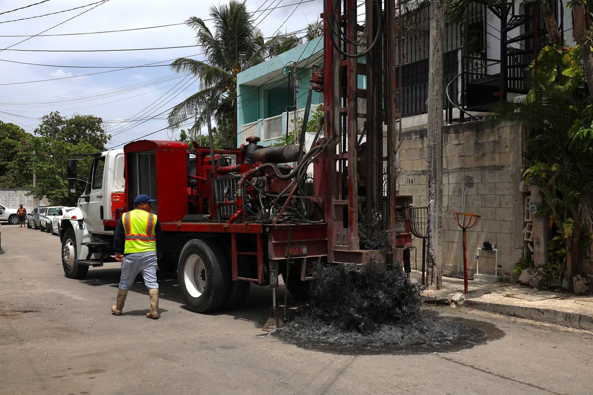AytoCancun's tweet photo. 💧Realizamos labores de desazolve en la SM 94, retirando lodo y residuos que obstruyen los pozos de absorción, para mejorar el flujo del agua y contribuir a la prevención de encharcamientos durante la temporada de lluvias.
📲 Reporta a través de #ChatCun al 9987 784 500. 🤝 https://t.co/sqMHWa6JGB