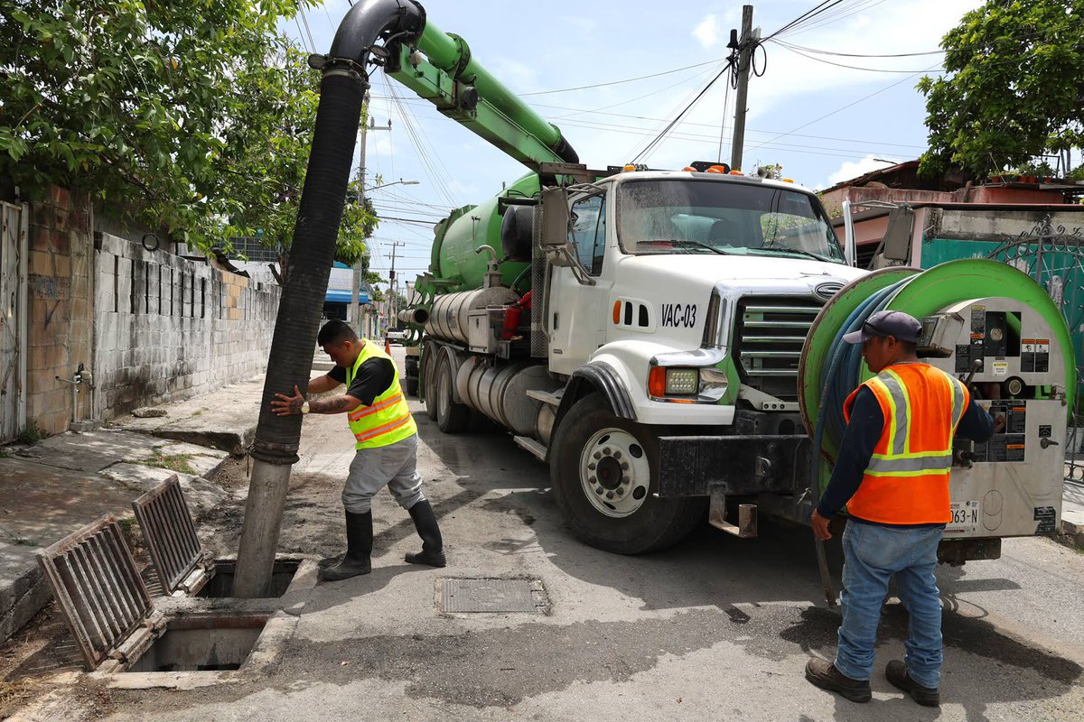 AytoCancun's tweet photo. 💧Realizamos labores de desazolve en la SM 94, retirando lodo y residuos que obstruyen los pozos de absorción, para mejorar el flujo del agua y contribuir a la prevención de encharcamientos durante la temporada de lluvias.
📲 Reporta a través de #ChatCun al 9987 784 500. 🤝 https://t.co/sqMHWa6JGB