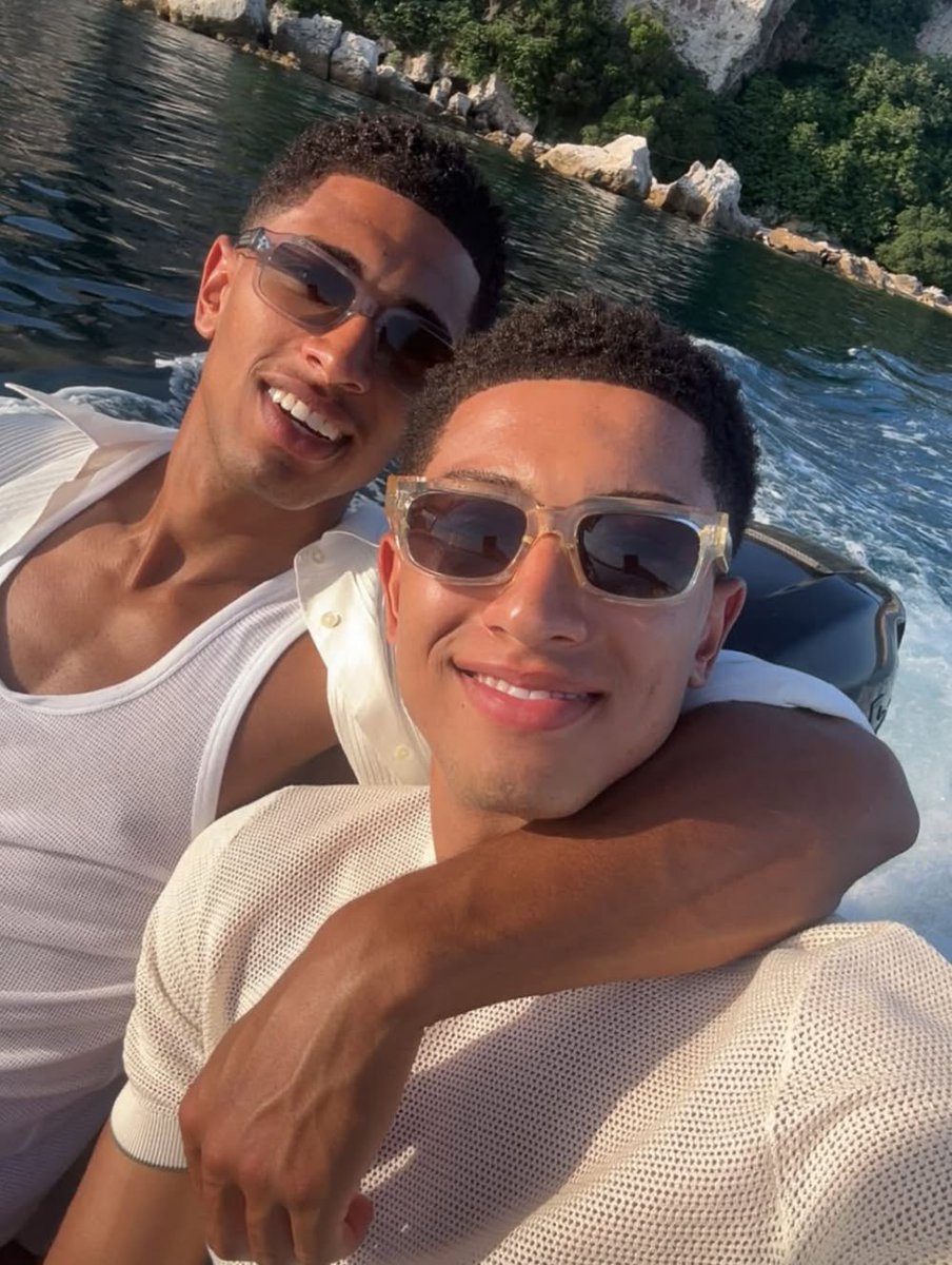 CheolWifey's tweet photo. I’ve got eyes and Jobe Bellingham is one FINE man…. Just those dimples alone 😭🫢😭🫢😭🫢

The #Bellingham gene pool did not play around. 

From talents to looks these boys didn’t miss. https://t.co/YsAwXrA1ib