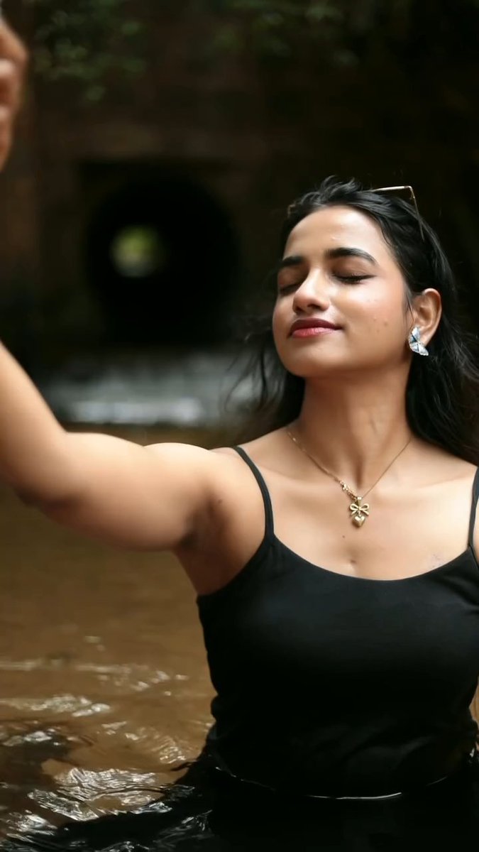 KaajiKing_'s tweet photo. 2000 rs bra time la irunthe ivalukkaga kulukkuren still veri adangala.. nara tamil thevdiya. Ootha nalla molu molu odamba vachukitu nalla mood yethura munda. Also her mental punda voice kettu kitte kulukum pothu oolu veri summa thalaiku yerum.. https://t.co/b3wGtW8hY7