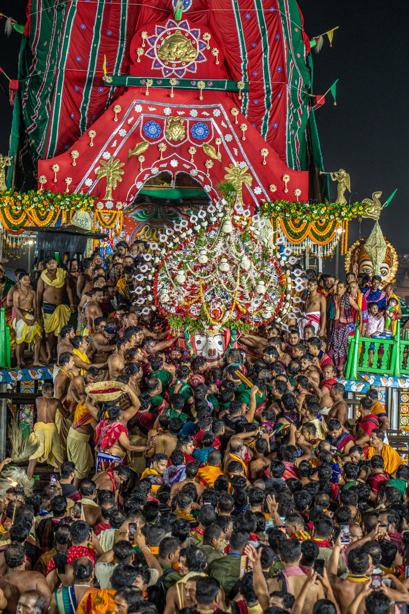 JagannathaDhaam's tweet photo. ବଡ଼ଠାକୁର ଶ୍ରୀବଳଭଦ୍ର ମହାପ୍ରଭୁ ଗୋଟି ପହଣ୍ଡିରେ ଶ୍ରୀମନ୍ଦିରକୁ ବିଜେ କରିଛନ୍ତି।

#Niladribije #Rathayatra2026 #JaiJagannatha #RathaJatra2026 #RathaYatra #ShreeJagannathaDhaam #Puri https://t.co/UnoWPsCAlv