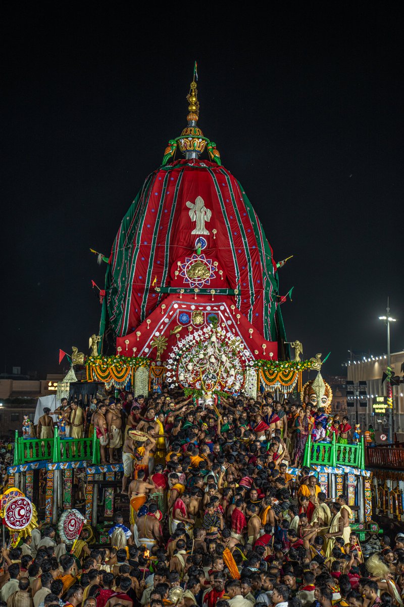 JagannathaDhaam's tweet photo. ବଡ଼ଠାକୁର ଶ୍ରୀବଳଭଦ୍ର ମହାପ୍ରଭୁ ଗୋଟି ପହଣ୍ଡିରେ ଶ୍ରୀମନ୍ଦିରକୁ ବିଜେ କରିଛନ୍ତି।

#Niladribije #Rathayatra2026 #JaiJagannatha #RathaJatra2026 #RathaYatra #ShreeJagannathaDhaam #Puri https://t.co/UnoWPsCAlv