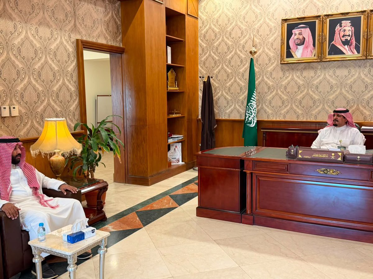 bishagovsa's tweet photo. استقبل سعادة محافظ بيشة عبدالرحمن بن عبدالله آل حامد ، رئيس مجلس إدارة الجمعية الصحية الإنسانية، يرافقه عدد من أعضاء مجلس الإدارة، حيث جرى خلال اللقاء استعراض أعمال الجمعية ومبادراتها، إلى جانب مناقشة أوجه التعاون المشترك لدعم البرامج الصحية والإنسانية، بما يسهم في تعزيز أثرها المجتمعي في المحافظة.