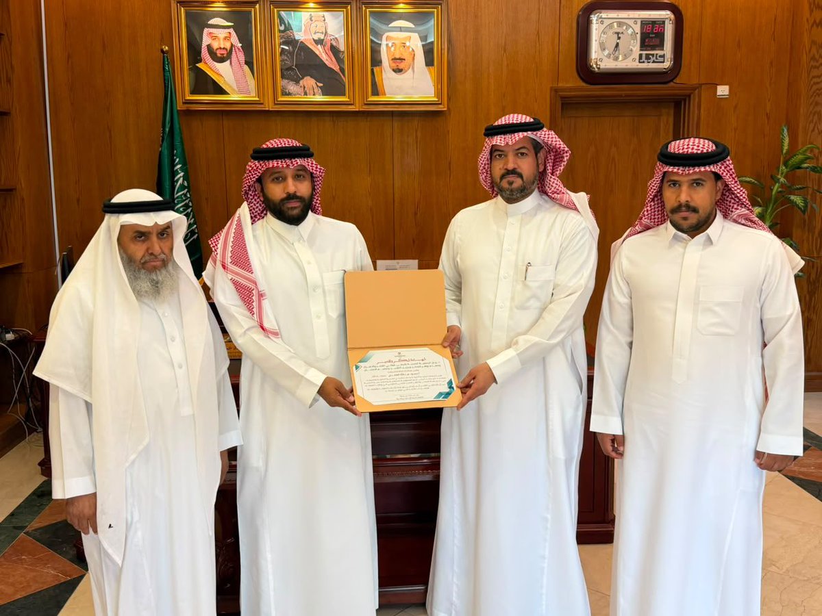 bishagovsa's tweet photo. استقبل سعادة محافظ بيشة عبدالرحمن بن عبدالله آل حامد ، رئيس مجلس إدارة الجمعية الصحية الإنسانية، يرافقه عدد من أعضاء مجلس الإدارة، حيث جرى خلال اللقاء استعراض أعمال الجمعية ومبادراتها، إلى جانب مناقشة أوجه التعاون المشترك لدعم البرامج الصحية والإنسانية، بما يسهم في تعزيز أثرها المجتمعي في المحافظة.
