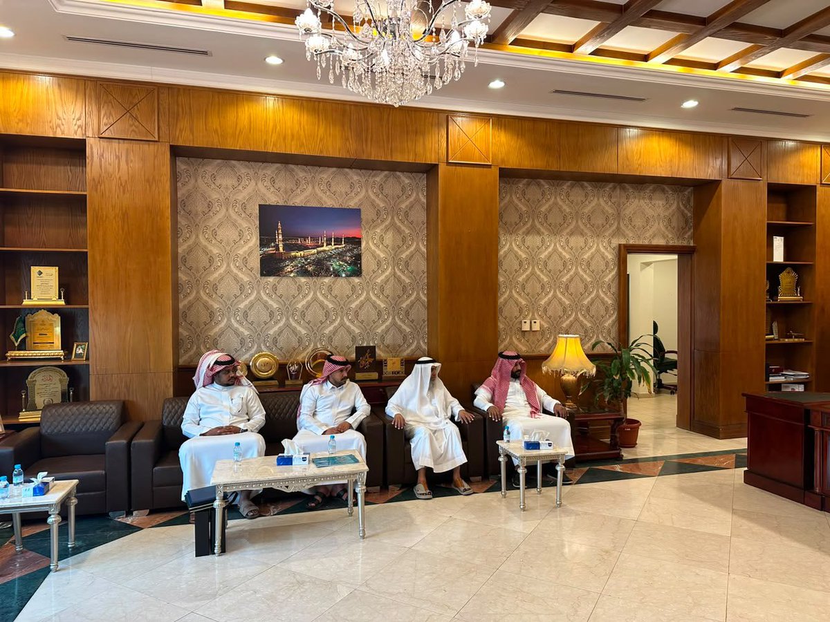 bishagovsa's tweet photo. استقبل سعادة محافظ بيشة عبدالرحمن بن عبدالله آل حامد ، رئيس مجلس إدارة الجمعية الصحية الإنسانية، يرافقه عدد من أعضاء مجلس الإدارة، حيث جرى خلال اللقاء استعراض أعمال الجمعية ومبادراتها، إلى جانب مناقشة أوجه التعاون المشترك لدعم البرامج الصحية والإنسانية، بما يسهم في تعزيز أثرها المجتمعي في المحافظة.
