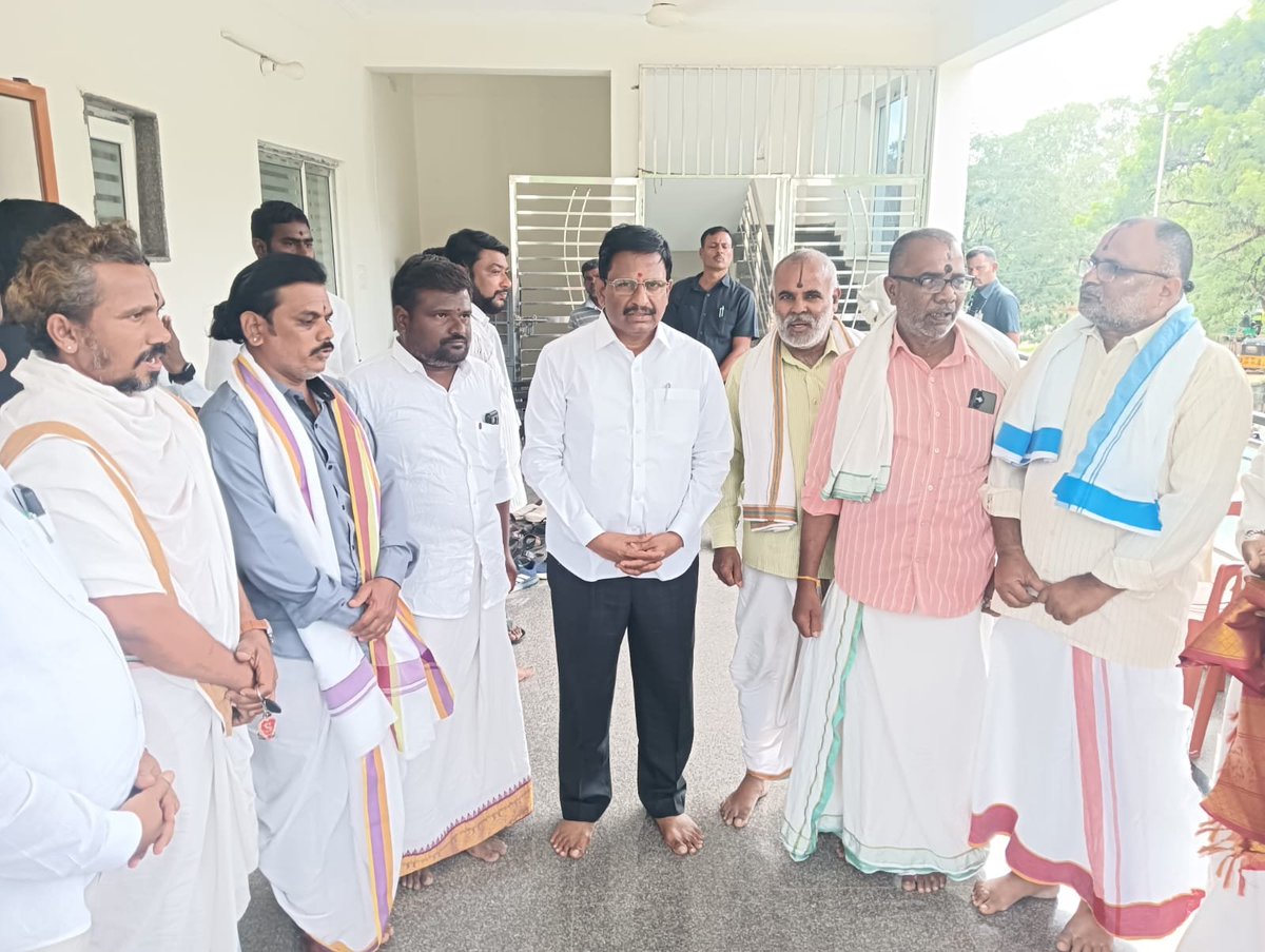 palamuru's tweet photo. *ప్రభుత్వ విప్‌ను ఘనంగా సన్మానించిన బ్రాహ్మణ అర్చక పురోహిత పరశురామ సంఘం సభ్యులు* 

 ప్రభుత్వ విప్, ఎమ్మెల్యే *శ్రీ యెన్నం శ్రీనివాస్ రెడ్డి గారికి* మంత్రి హోదా లభించిన సందర్భంగా బ్రాహ్మణ అర్చక పురోహిత పరశురామ సంఘం సభ్యులు ఎమ్మెల్యే క్యాంపు కార్యాలయంలో ఘనంగా సన్మానించారు. https://t.co/4OX4kjoX7C
