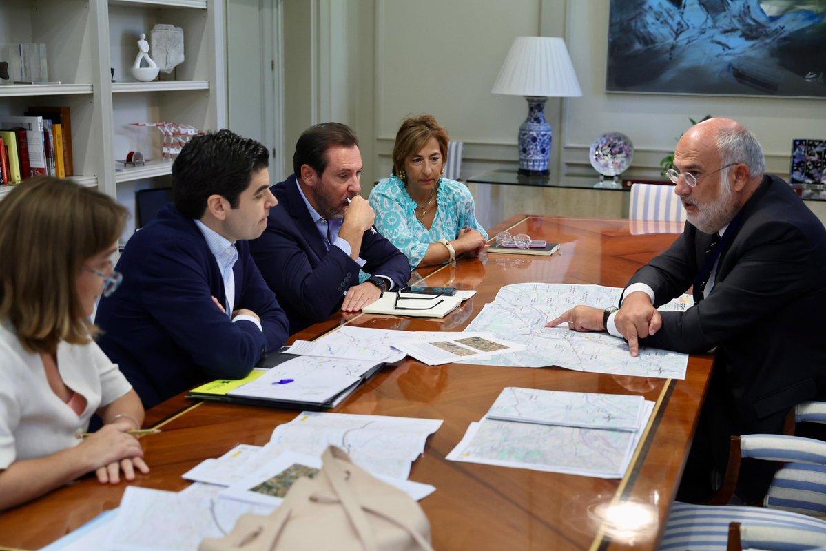 oscar_puente_'s tweet photo. Me he reunido con el Senador de Junts, Eduard Pujol Bonell, para analizar proyectos de infraestructuras en Cataluña con especial atención al área de Martorell y Vilafranca del Penedès. Siempre es interesante el contacto con los representantes más próximos al territorio para entender mejor los problemas y sus soluciones.