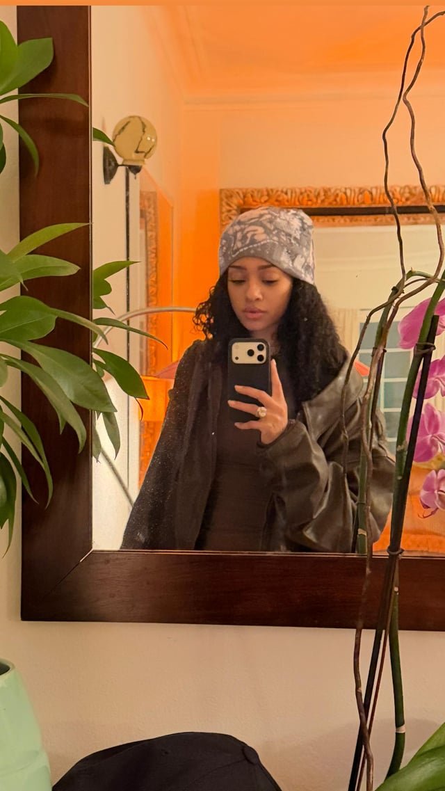 manzieitgirl's tweet photo. a reminder that manon worked hard for this era that she was forced out off, she was recording for it back in January &amp; was practicing pinky up choreo only for them to cut her off everything and have her lines re-recorded, they wasted her time &amp; hardwork &amp; lied about her health https://t.co/LART9EUljq