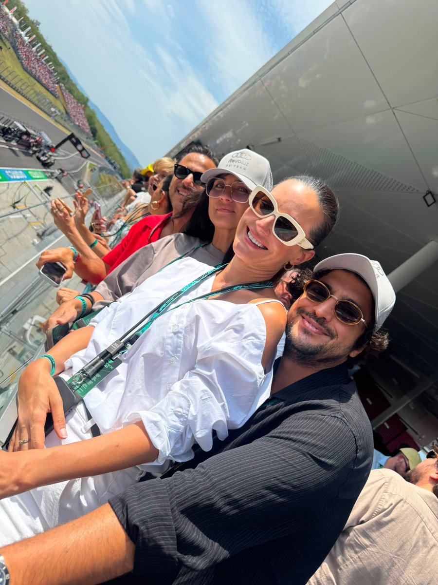 Y_Eliza13's tweet photo. Días muy divertidos en la F1 de Budapest, rodeada de gran compañía ☺️🏎️🏁 #TubaBüyüküstün #AudiRevolutF1Team https://t.co/fUddDvOKTH