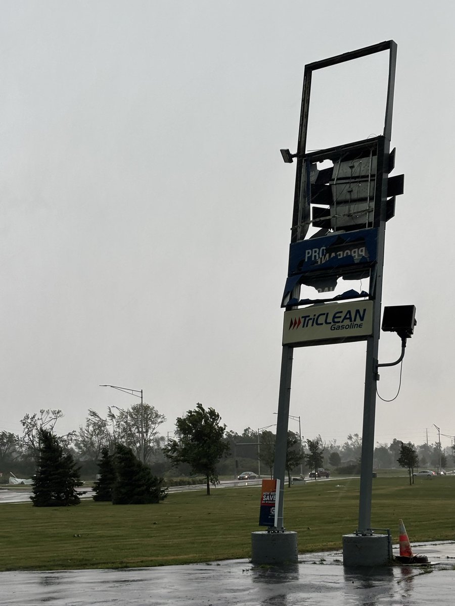 SpenceBard's tweet photo. Damage from Menasha @SamKuffelWx https://t.co/JOLHPqp1Ml