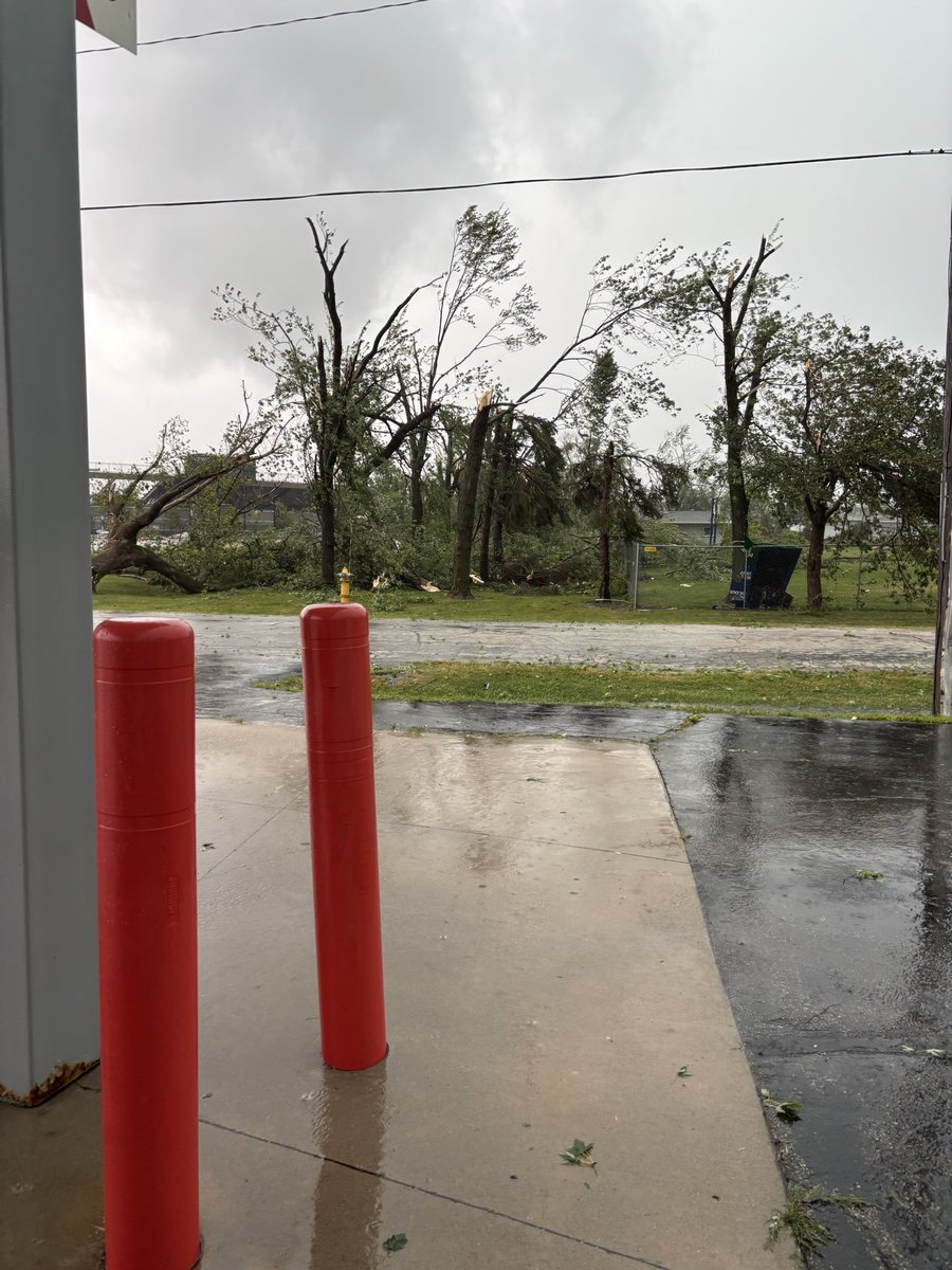 SpenceBard's tweet photo. Damage from Menasha @SamKuffelWx https://t.co/JOLHPqp1Ml