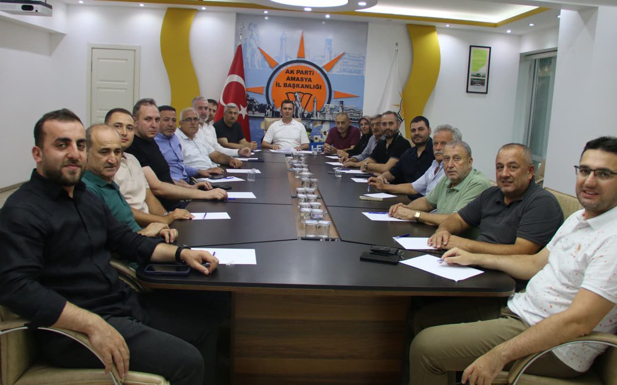 avgalipuzun's tweet photo. İl İcra  Kurulu toplantımızı, teşkilat çalışmalarımızı kapsamlı şekilde değerlendirerek gerçekleştirdik.

Şehrimizin ihtiyaçlarını, hemşehrilerimizin beklentilerini ve önümüzdeki döneme ilişkin yol haritamızı istişare ettik. Ortak akıl, güçlü teşkilat anlayışı ve birlik ruhuyla Amasya’mız için durmadan, yorulmadan çalışmaya devam ediyoruz.

Rabbim birlik ve beraberliğimizi daim eylesin.

#AKParti #Amasya #TürkiyeYüzyılı #BirlikteGüçlüyüz